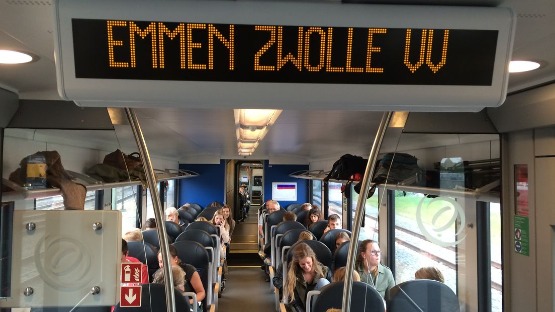 Reizigers in een verlengde trein onderweg naar Emmen (Rechten: Serge Vinkenvleugel)