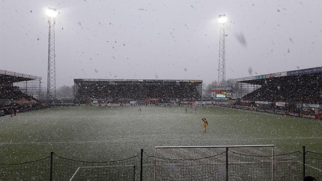 Het voetbalveld van FC Emmen werd steeds witter (Rechten: Erwin Kikkers / RTV Drenthe)