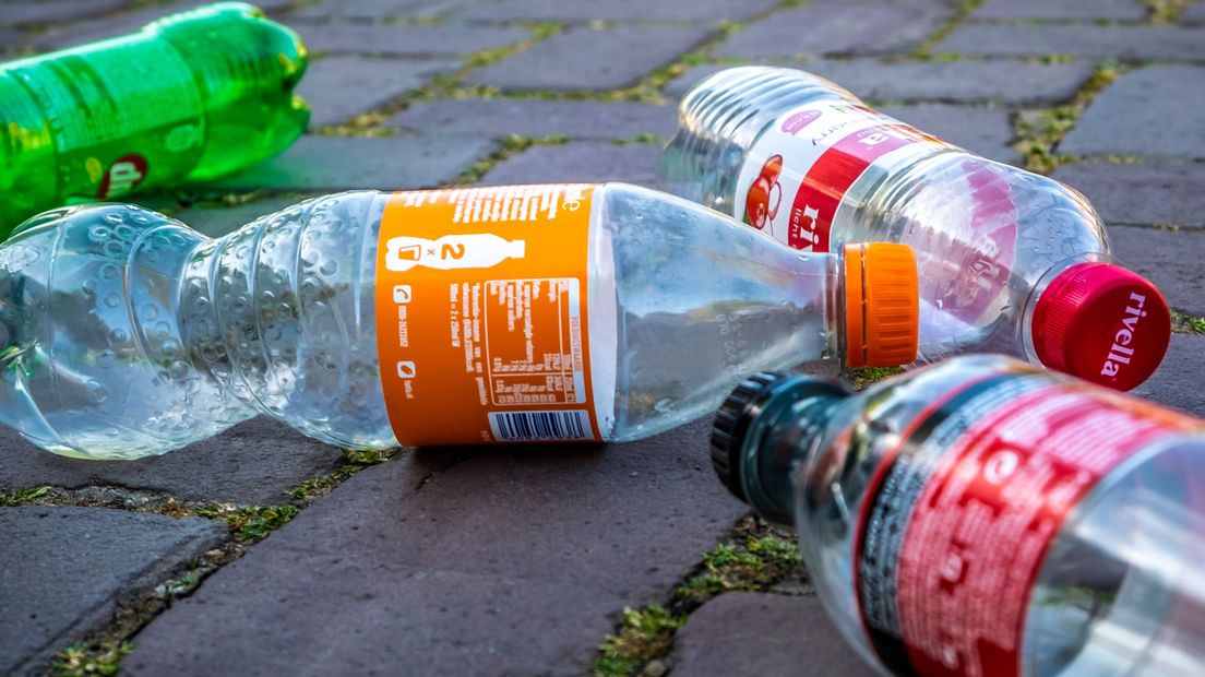 Lege plastic flesjes op straat