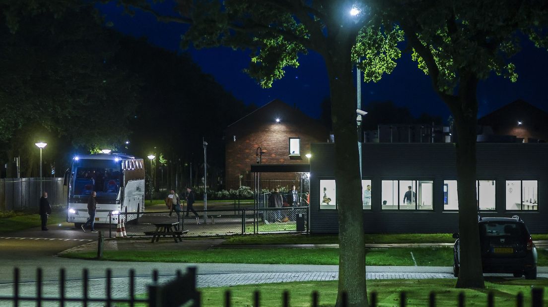 Een bus met asielzoekers op het terrein van het aanmeldcentrum in Ter Apel (archief)