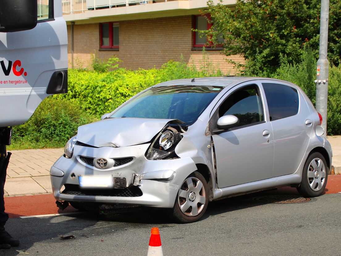 Auto kwam in botsing met een vuilniswagen in Dordrecht.