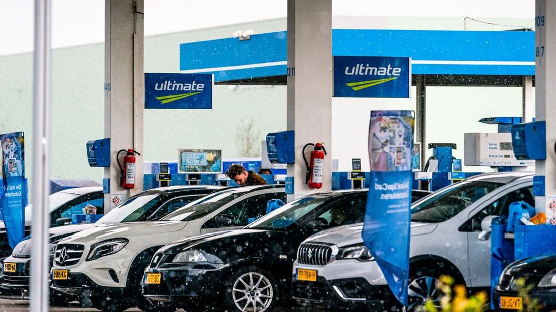 Nederlandse auto's bij een Aral-tankstation.