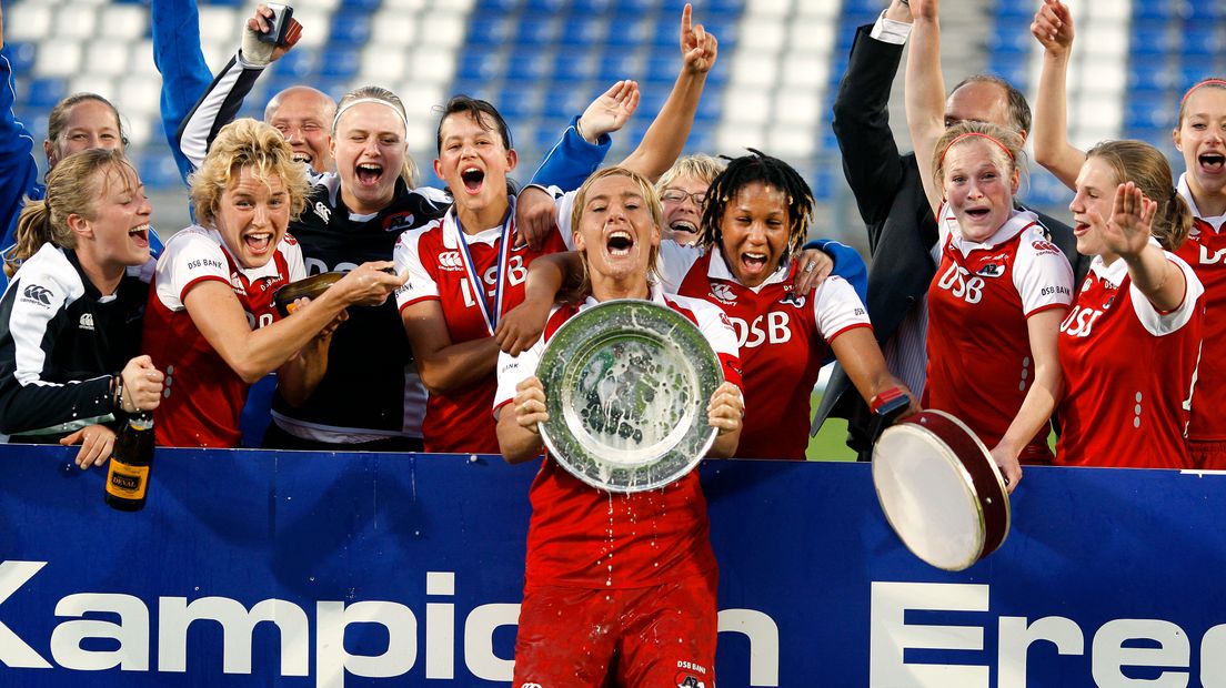 Liesbeth Migchelsen als AZ-aanvoerder met de kampioensschaal.