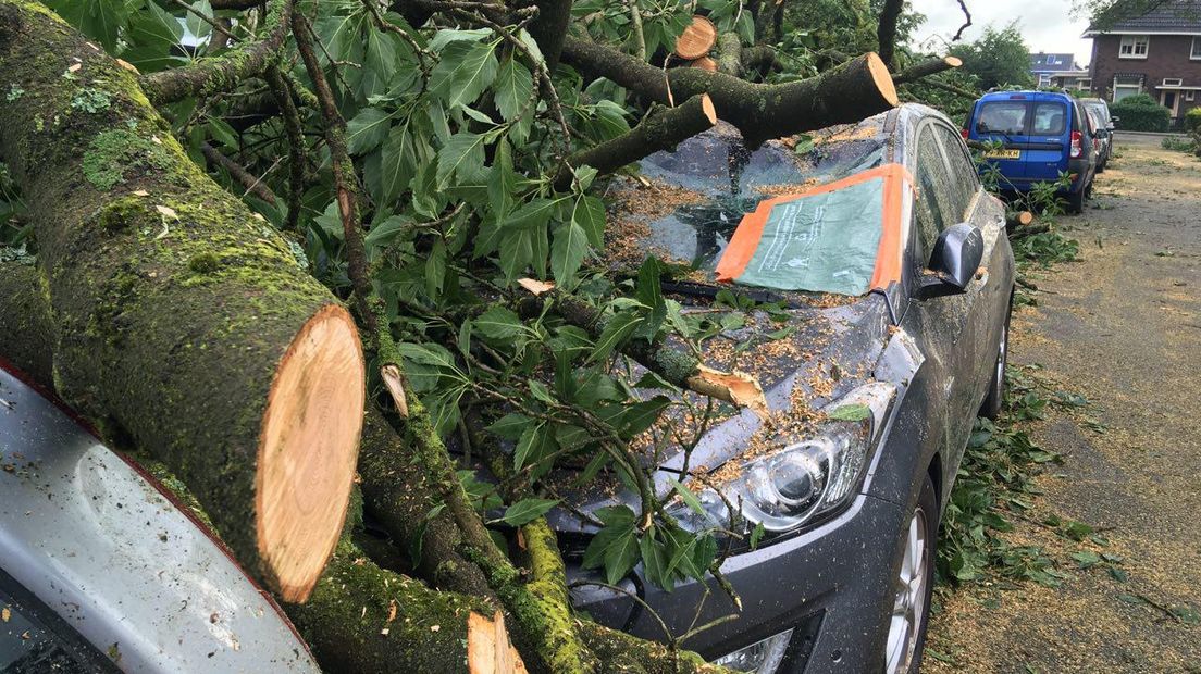 De storm die dinsdagavond over het land raasde, heeft op verschillende plaatsen in Gelderland schade aangericht. De ochtend na de storm wordt de schade opgenomen en kan de rommel opgeruimd worden.