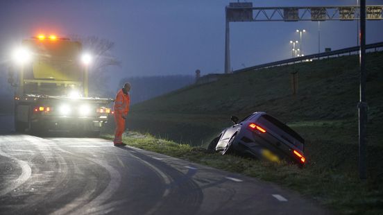 Slippartijen en ongelukken door gladheid. Slippartijen en ongelukken door gladheid.