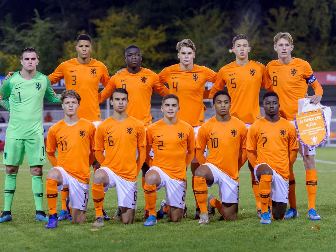 Quinten Timber (voorste rij, tweede van rechts) bij Oranje onder 19