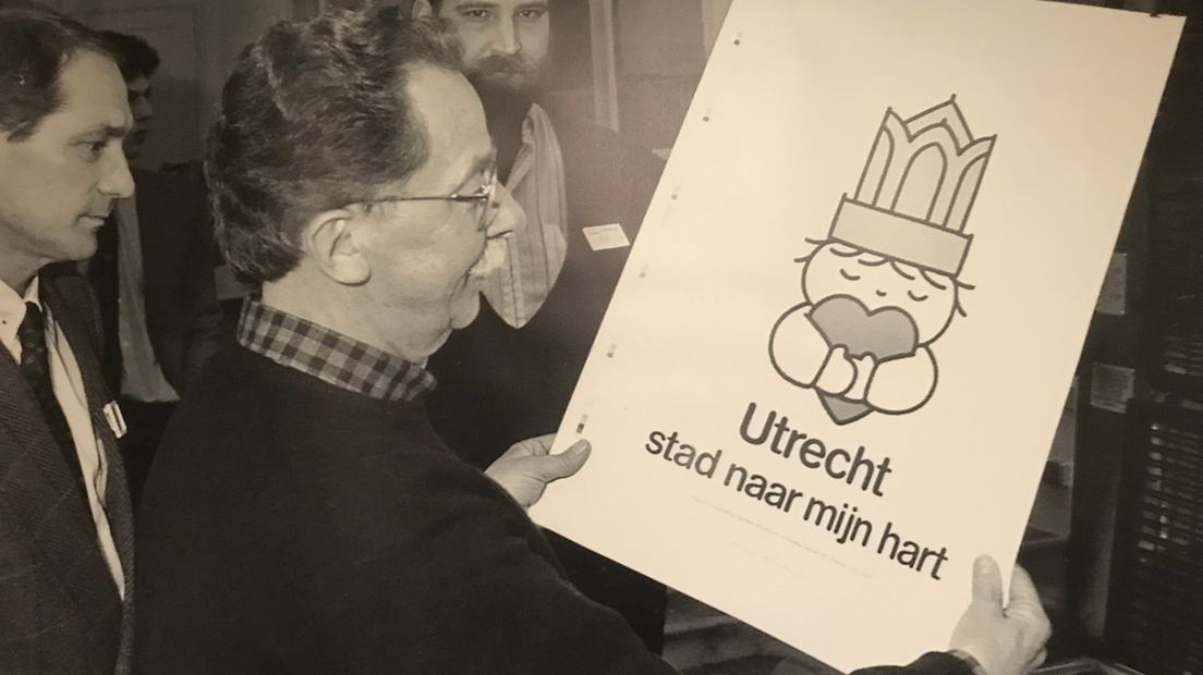 Dick Bruna met eigen ontworpen affiche voor de gemeente Utrecht.