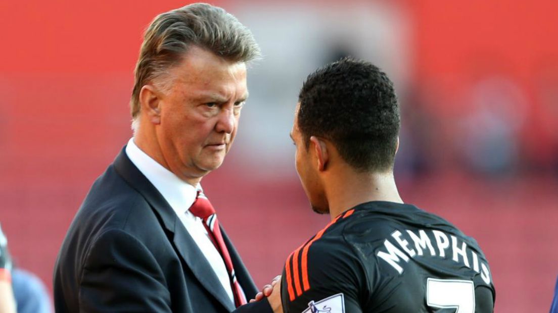 Manchester United-coach Louis van Gaal met Memphis Depay.