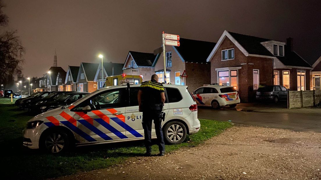 De politie doet onderzoek in de Berkenstraat na de steekpartij.