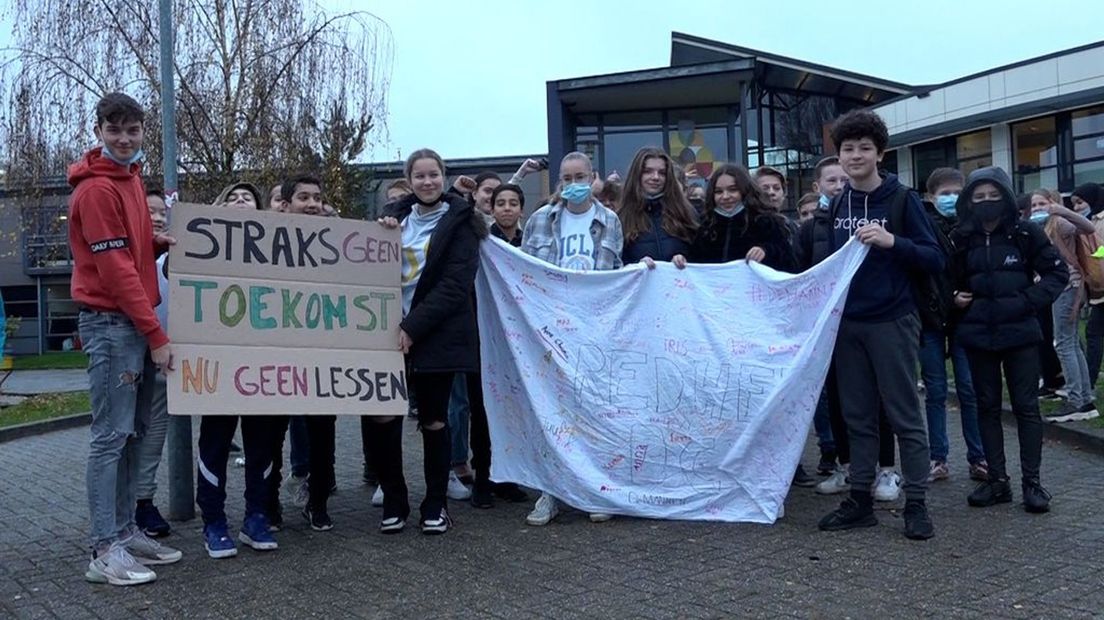 Leerlingen van het Dominicus College in actie tegen de dreigende schoolsluiting.