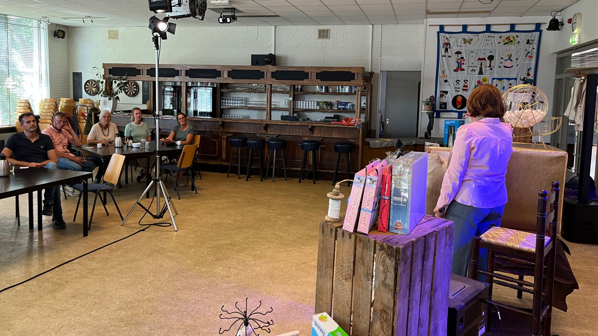 Tamara Schoppert bij de bingobak in het wijkcentrum