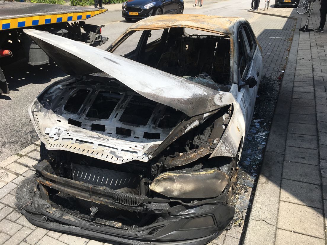 Deze auto brandde uit in de Willem Marisstraat in Dordrecht