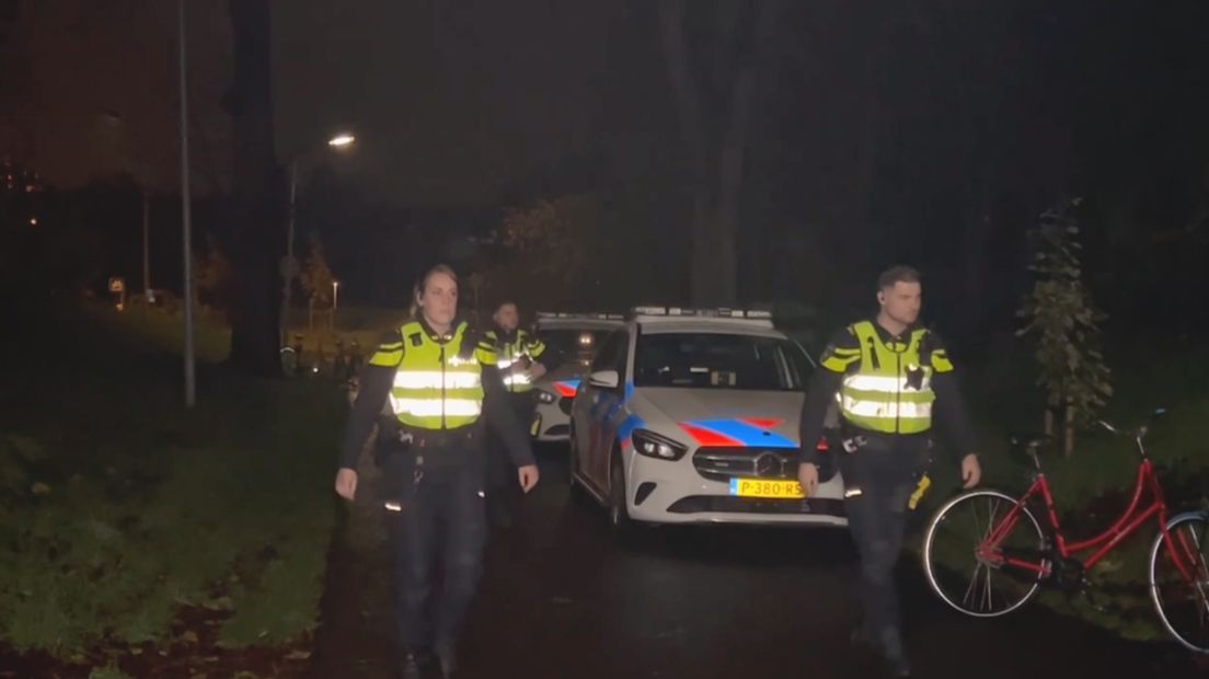 Agenten schieten de belaagde brandweer te hulp