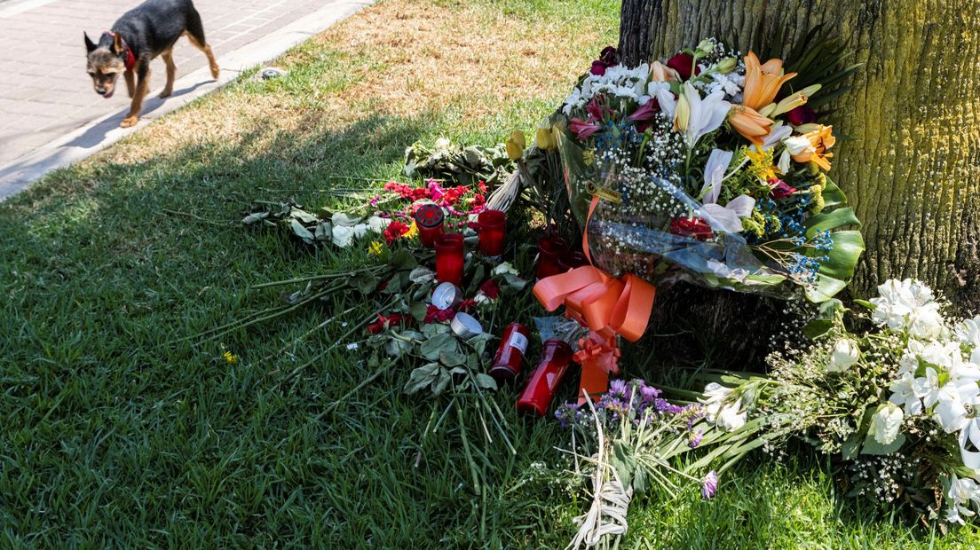 Bloemen voor de overleden Carlo