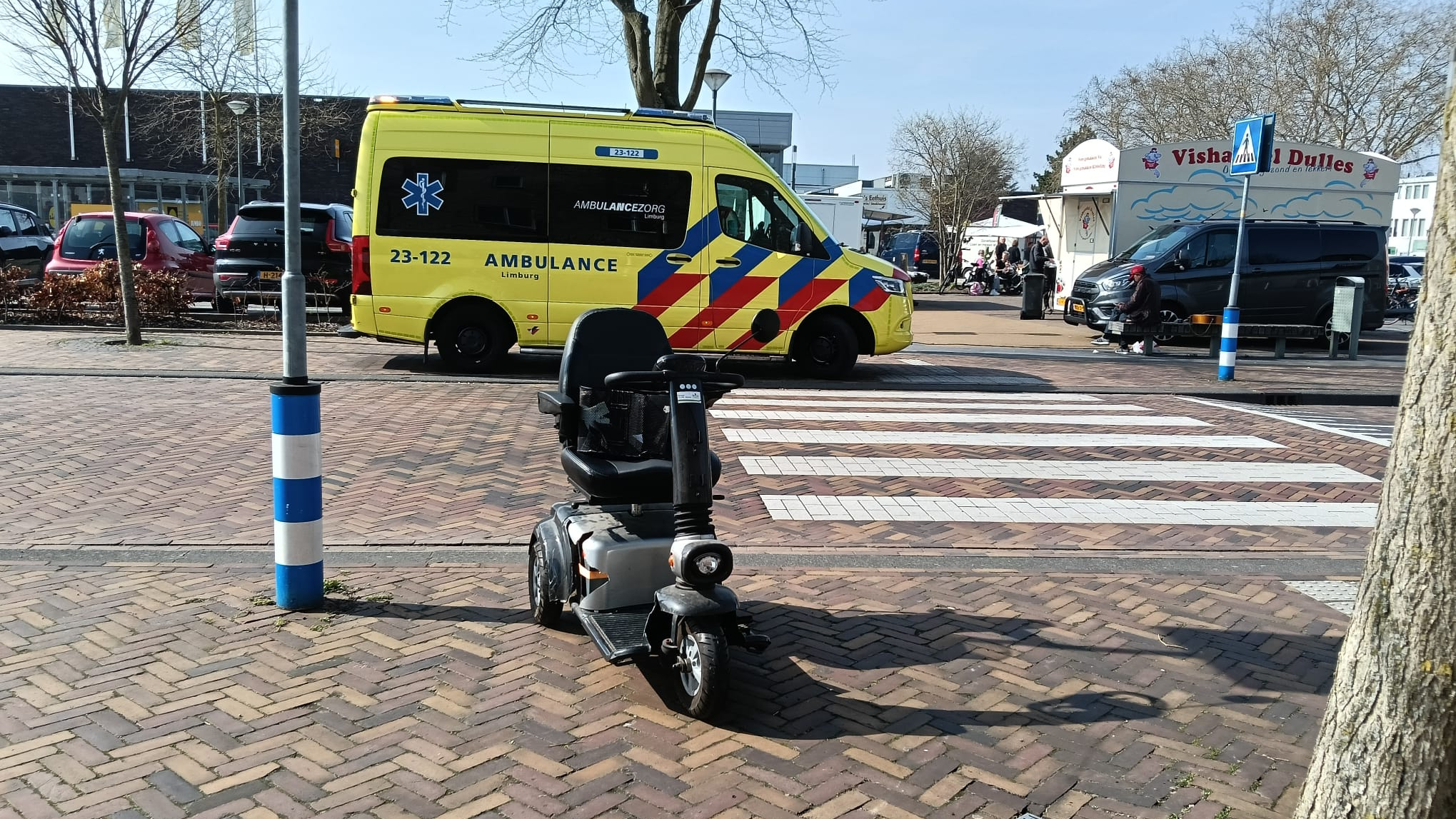 Scootmobielrijder naar ziekenhuis na botsing met auto.