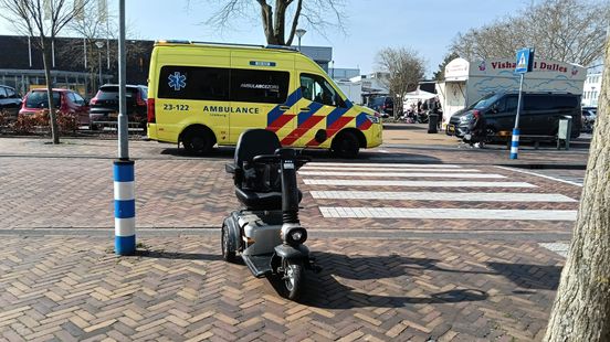 Scootmobielrijder naar ziekenhuis na botsing met auto. Scootmobielrijder naar ziekenhuis na botsing met auto.