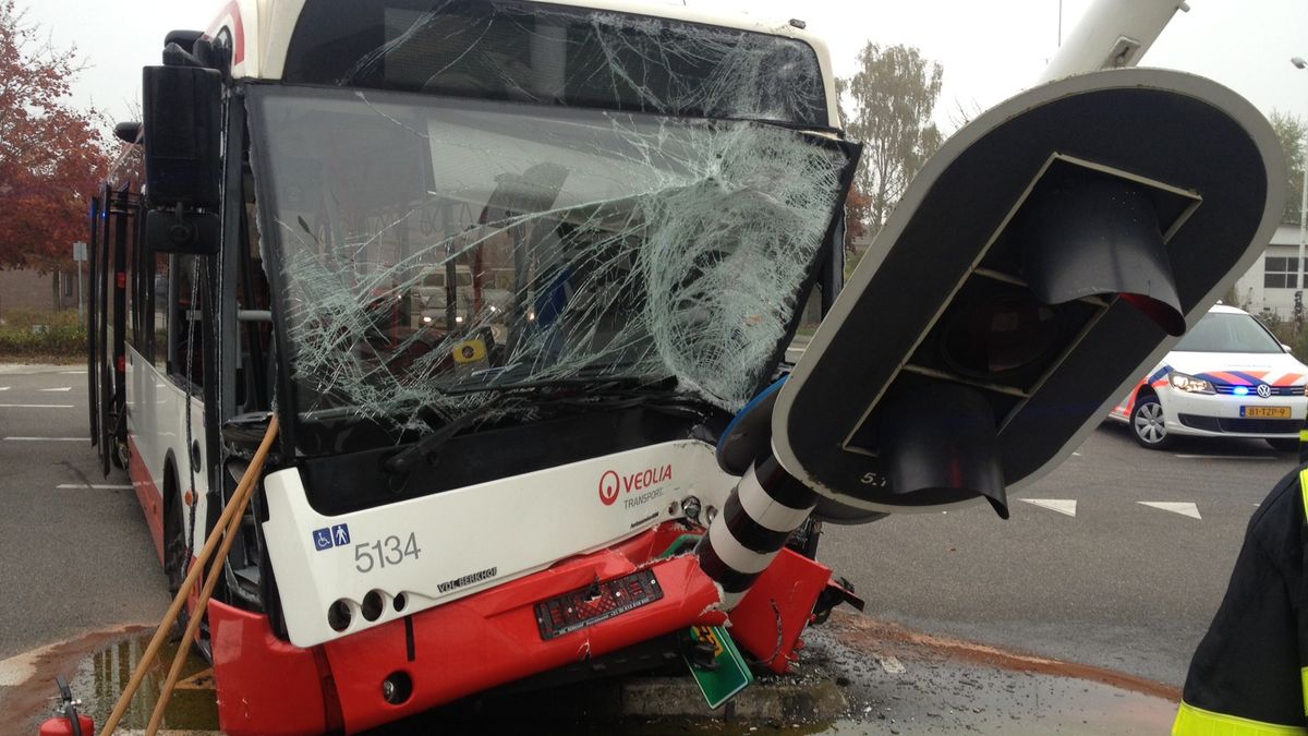 8 gewonden bij aanrijding auto met bus in Ittervoort