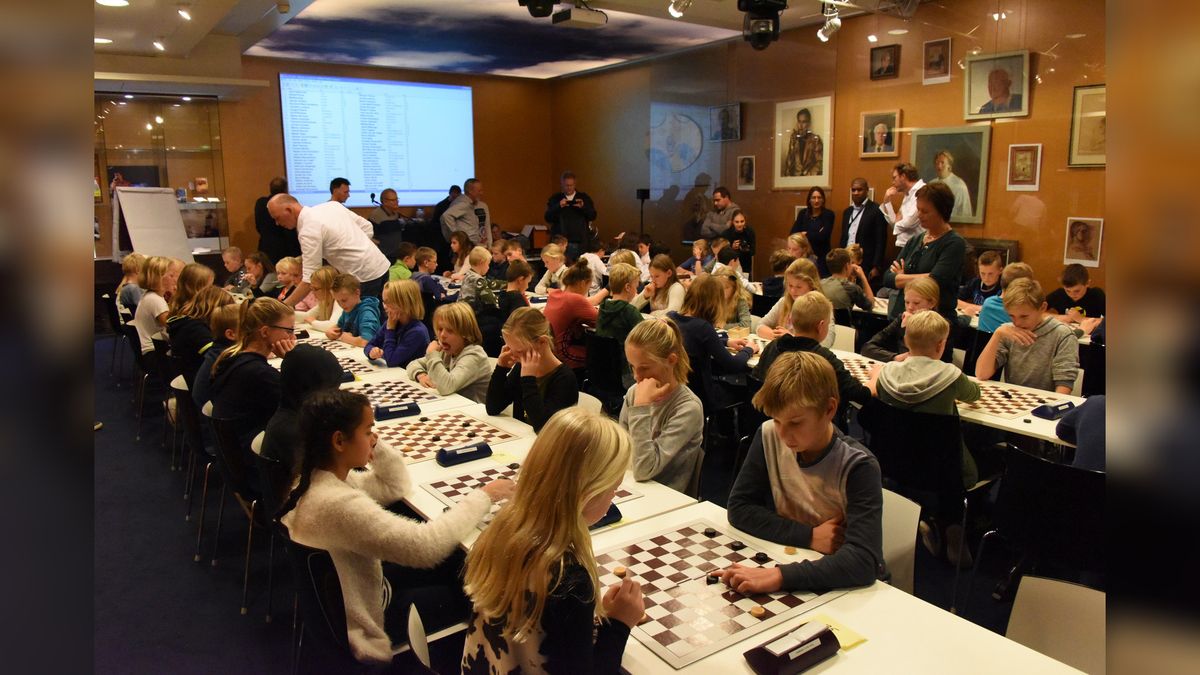 Italiaanse scholieren winnen kampioenschap Fries dammen