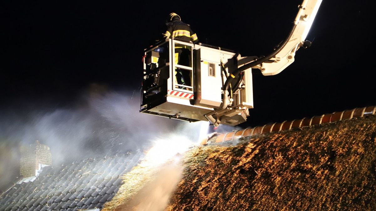 Grote brand in woonboerderij Lioessens na blikseminslag