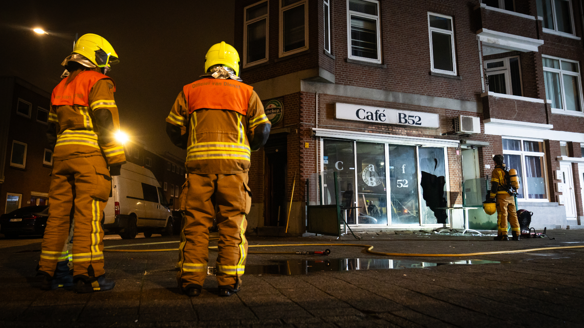 De brandweer moest eerst een brand blussen in het café aan de Wevershoekstraat