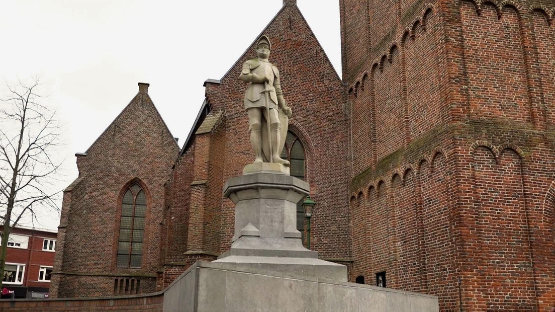 Het standbeeld van Jan van Schaffelaar voor de kerk in Barneveld