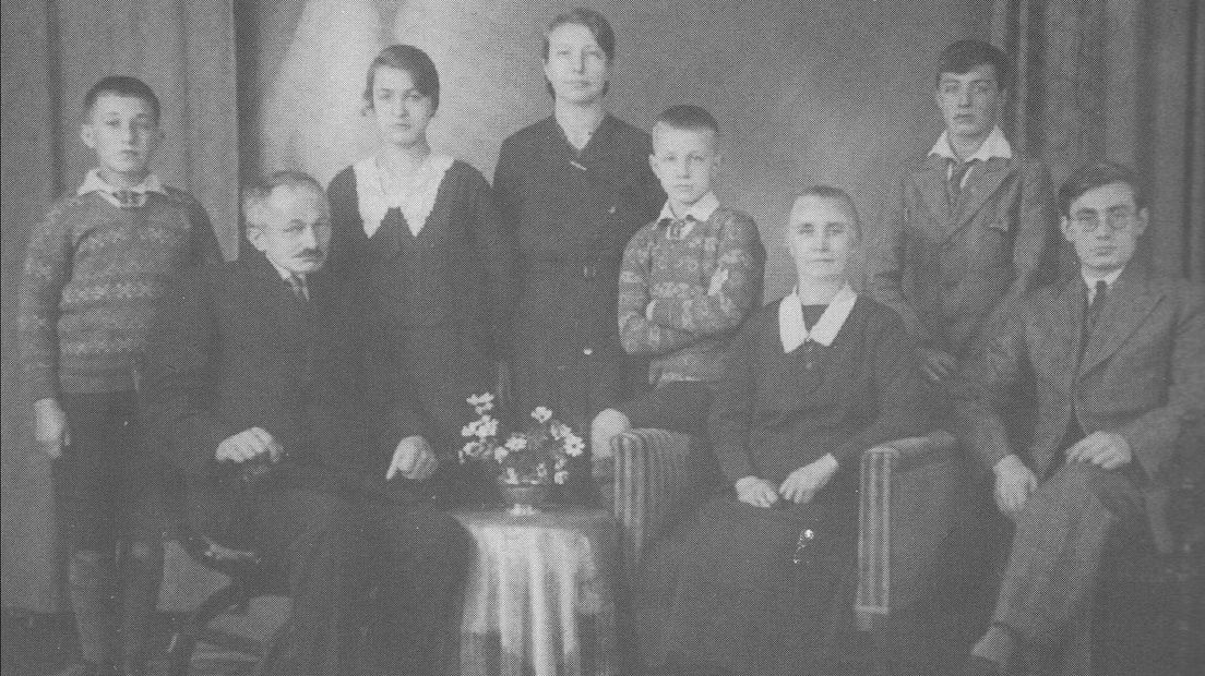Een staatsieportret van de familie Heerdink, links Henk, vijfde van links broer Marinus