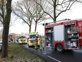Bestuurder zwaargewond bij ongeluk in Schoonloo, weg afgesloten voor verkeer