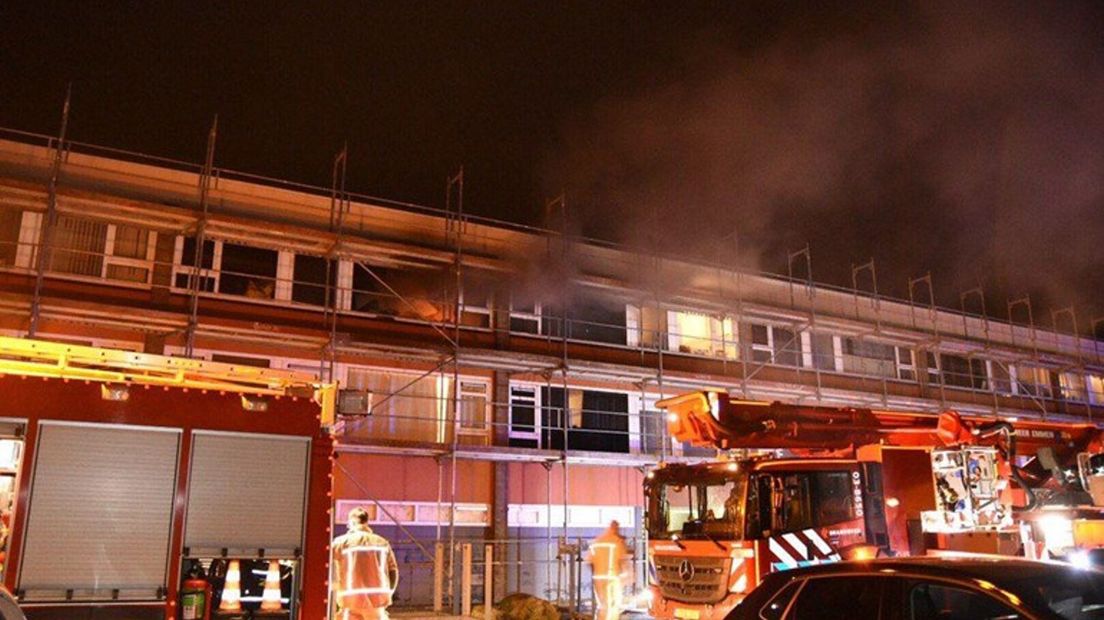 De brand woedde in een appartementencomplex in de Emmer wijk Angelslo (Rechten: De Vries Media)