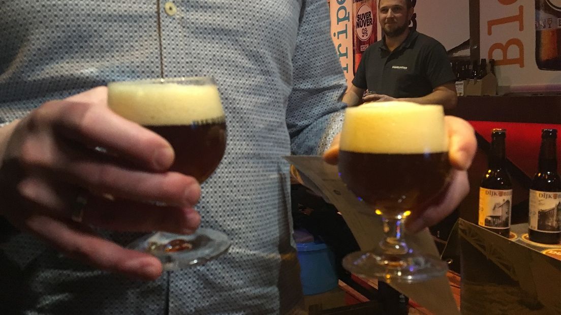 Expeditie Grunnen-presentator Derk Bosscher tapt twee biertjes op een bierfestival in Veendam.