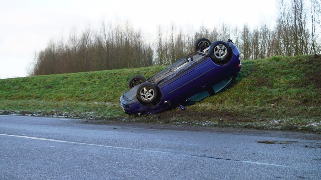 Op de kop in  de berm