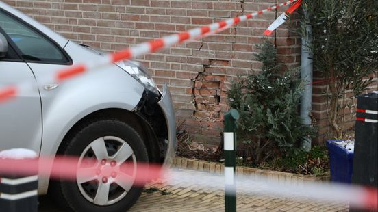 Botsing vlak voor spoorwegovergang in Winschoten • Auto belandt in water bij Veendam. Botsing vlak voor spoorwegovergang in Winschoten • Auto belandt in water bij Veendam.