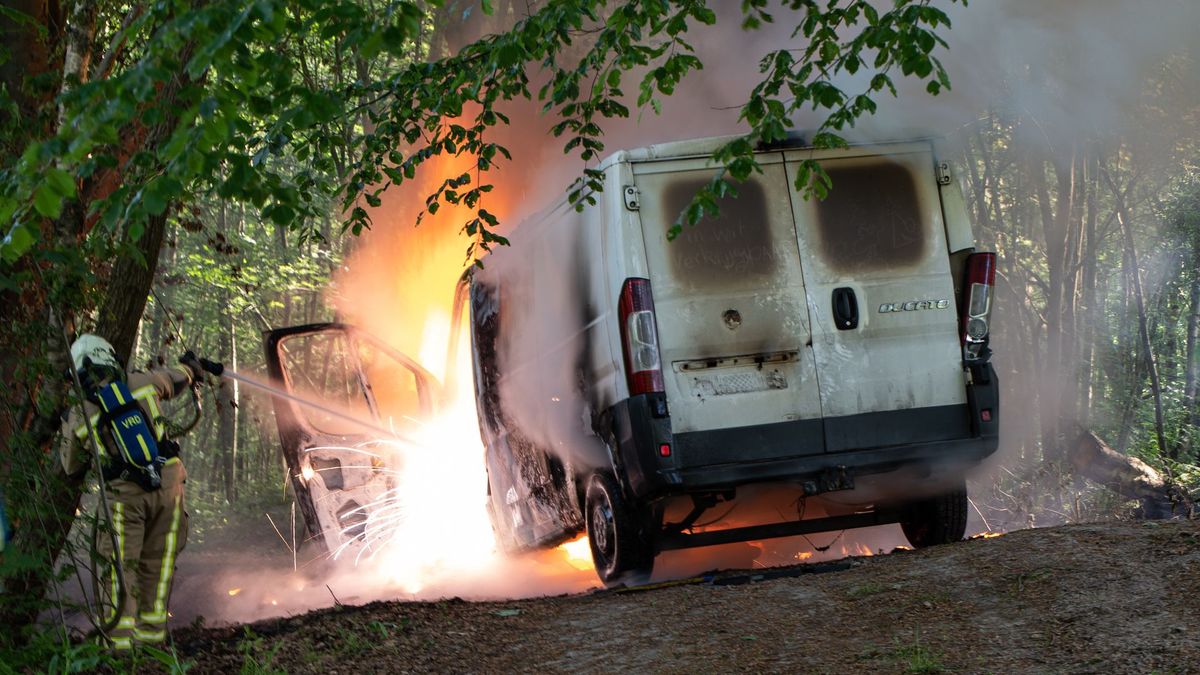 Door brand verwoeste bestelbus werd eerder die dag gestolen in Emmen