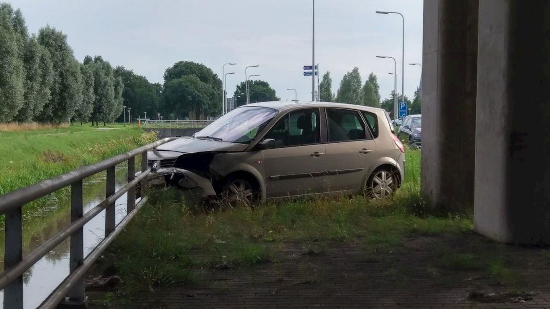 Automobilist met letsel naar ziekenhuis