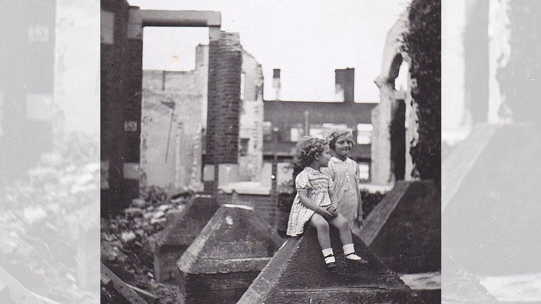 Anneleen Beek en haar zus Annemarie op de puinhopen van een huis aan de Beeklaan in Den Haag