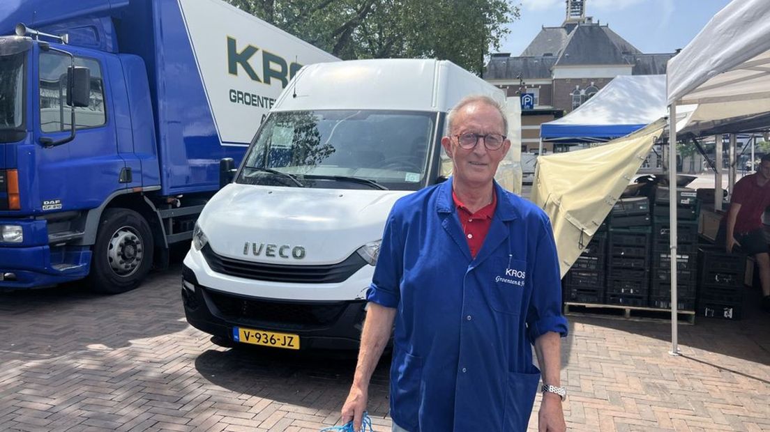 Marktkoopman Adri Kros met zijn voertuigen.