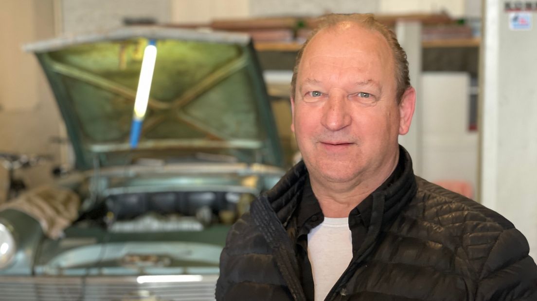 Henk Alting is maar wat blij met zijn auto
