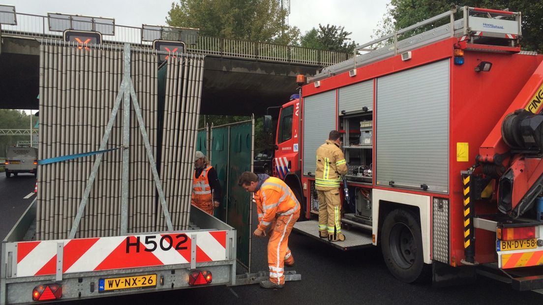 Foto Omroep Zuidplas - A20 vrachtwagen met varkens gekanteld