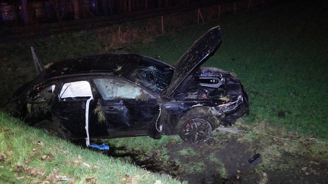 Auto slaat over de kop in weiland naast N343 bij Bergentheim