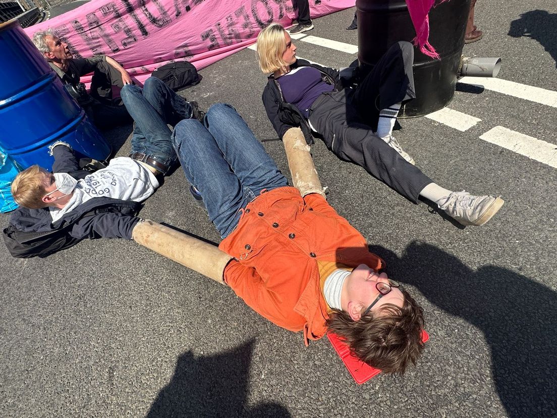 Demonstranten liggen op de Vondelingenweg.