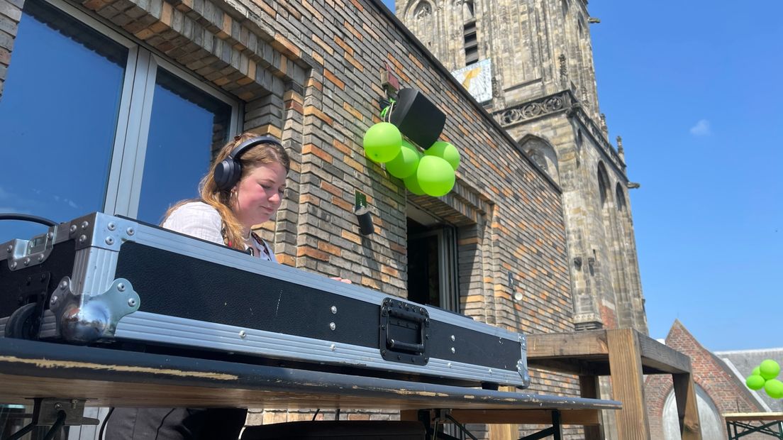 Een dj en de Martinitoren zorgen voor muziek op het Vindicat-terras