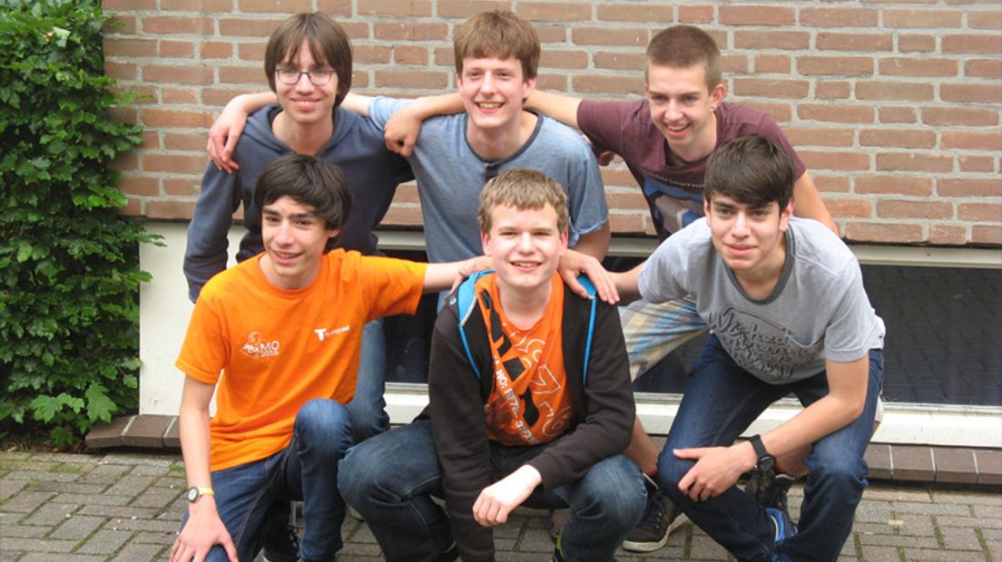 Het Nederlandse Olympiade team met Wietze Koops op de achterste rij in het midden (Rechten:Nederlandse Wiskunde Olympiade)