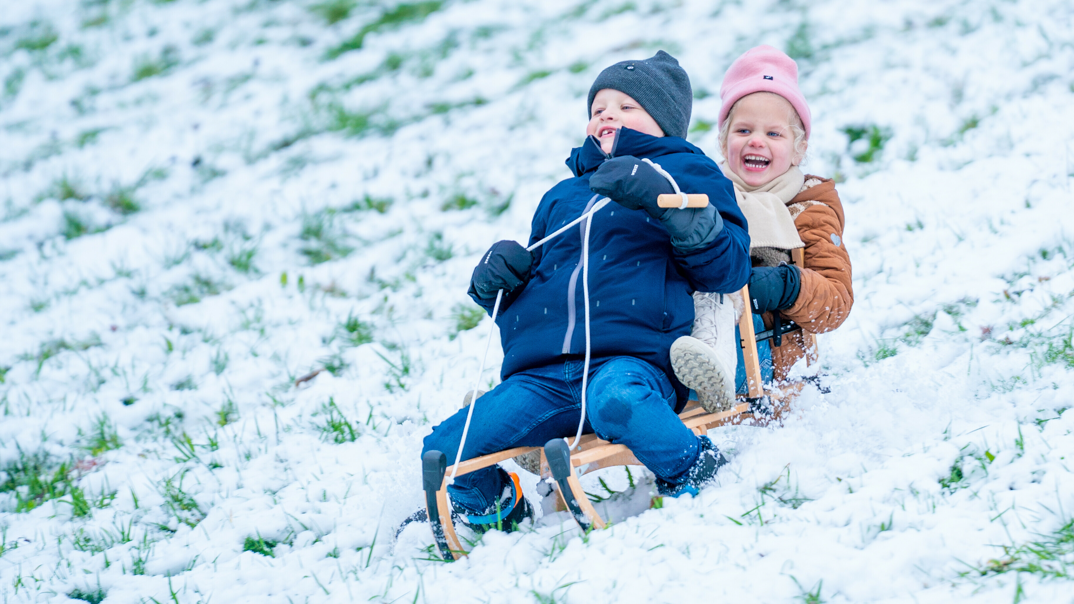 Code geel: strooiploegen zijn druk, kinderen genieten