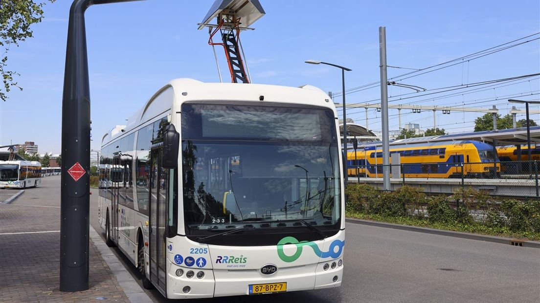 Een elektrische bus aan de oplader op station Zwolle
