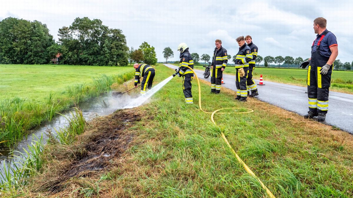 Brandweer rukt uit voor bermbrand aan de Graverij bij Joure