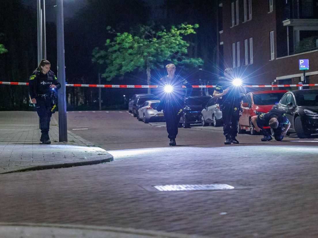 Op straat lagen meerdere kogelhulzen.