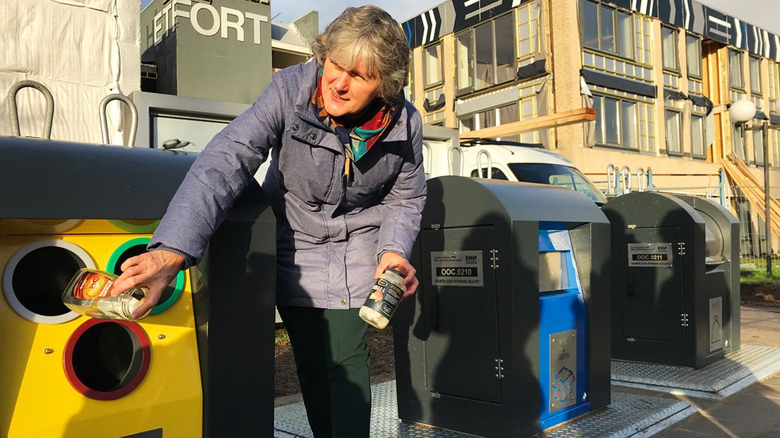 De wethouder gooit het eerste glas in de bak.