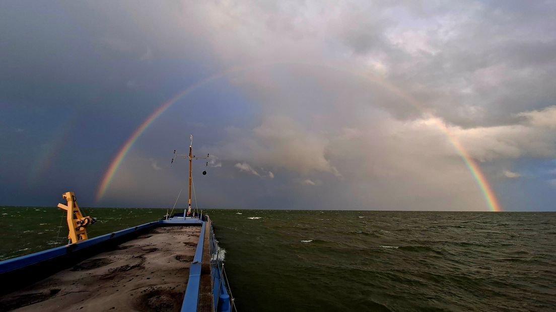 Een mooie regenboog boven het water