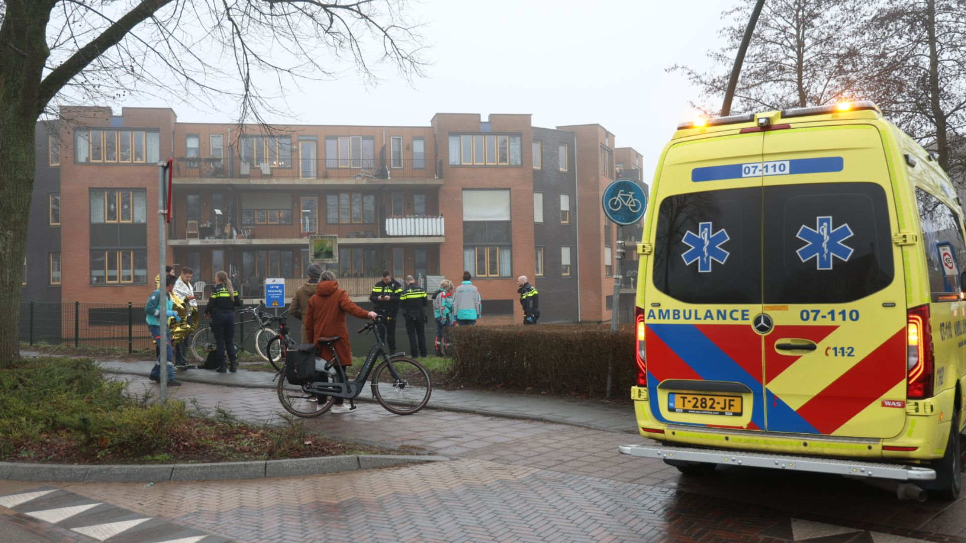 Jongens redden vrouw uit water