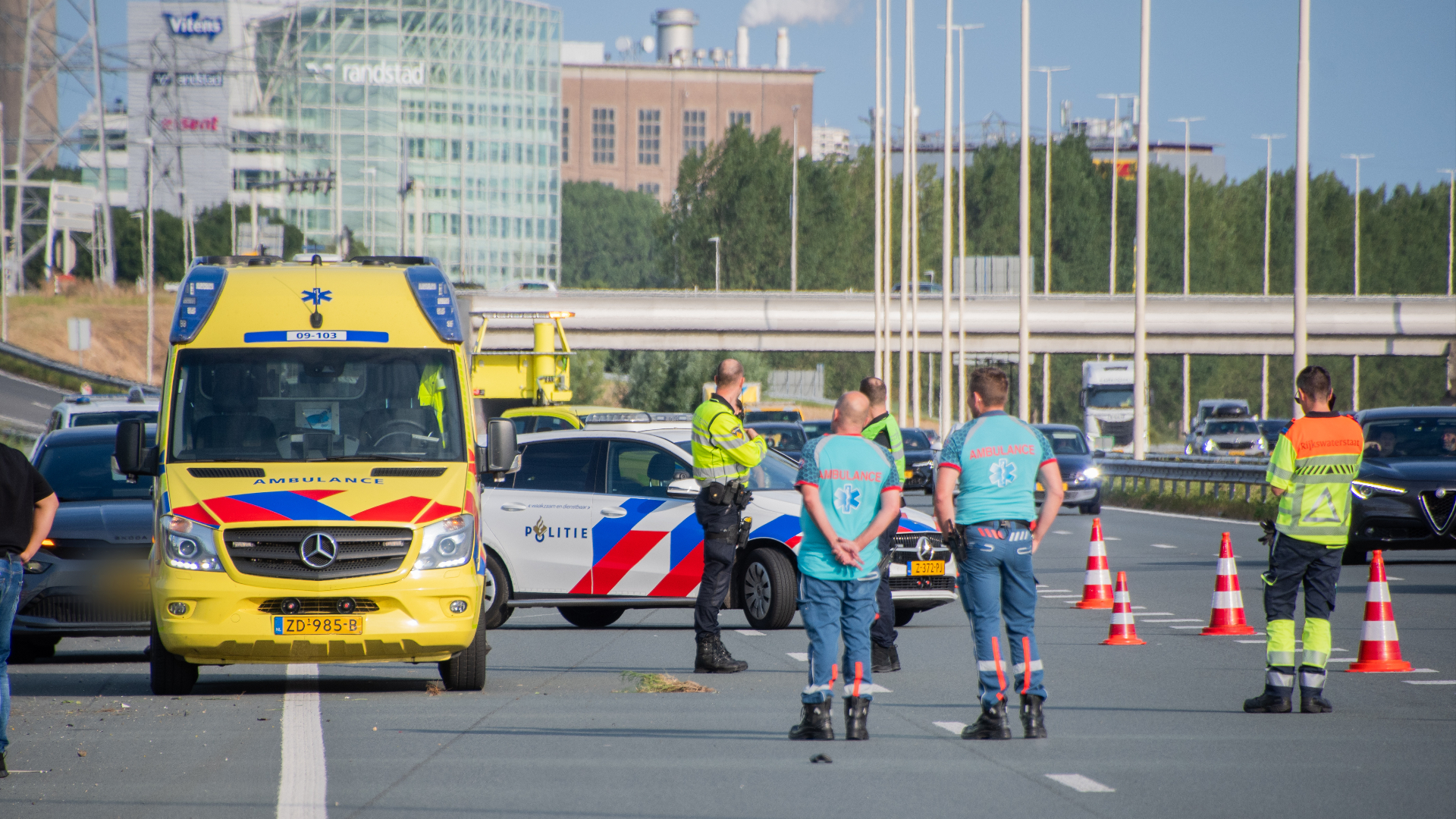 Parallelbaan A2 dicht na ernstig ongeluk met motorrijder