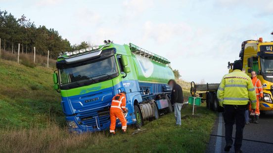 Ongeluk met vrachtwagen op A28: file opgelost. Ongeluk met vrachtwagen op A28: file opgelost.